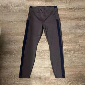 Athleta Ultimate Stash Pocket 7/8 tight legging Size medium Navy blue.